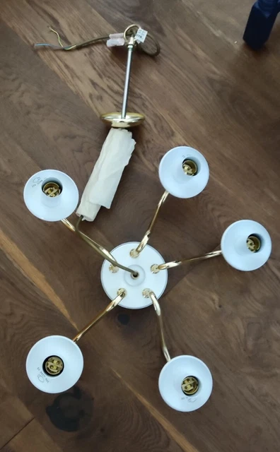 Vintage 5-armiger weißer Kronleuchter mit Messingeffekt. Deckenleuchte