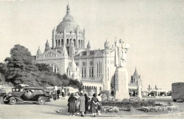 LISIEUX - statue de sainte Thérèse et la basilique