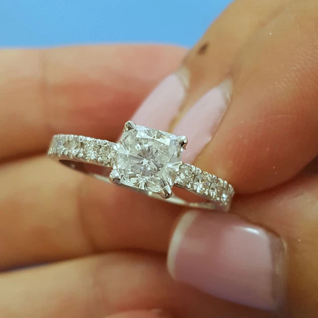 Gekennzeichnet 18K Weiss Gold 1.80 Karat Kissen Künstlicher Diamant Cvd Eheringe