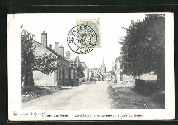 CPA Saint-Valerien, Entree de la Ville par la route de Sens 1904