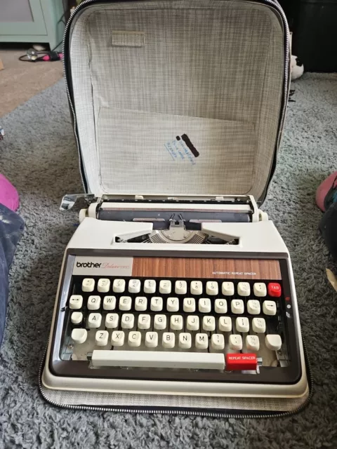 Máquina de escribir vintage Brother Deluxe 1350 en estuche
