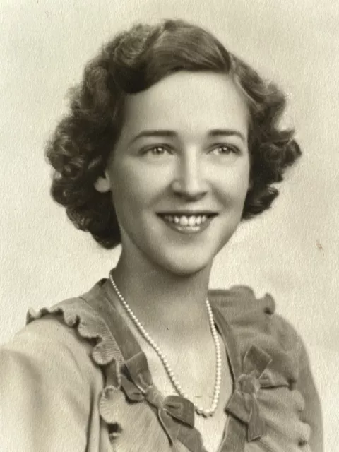 CG) Photograph Pretty Smile Lovely Woman Pearl Necklace Beautiful 1930-40's