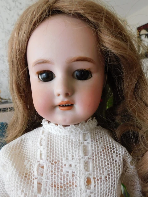 Poupée en porcelaine 33 cm (13 po.), petite poupée de