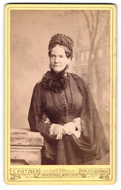 Fotografie C. Pietzner, Teplitz, Gutbürgerliche Greisin mit Hochsteckfrisur und