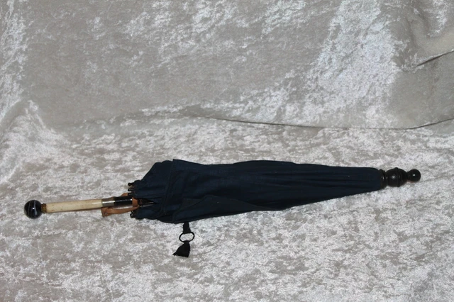 ANCIEN PETIT PARAPLUIE miniature, minuscule ombrelle pour poupée ou