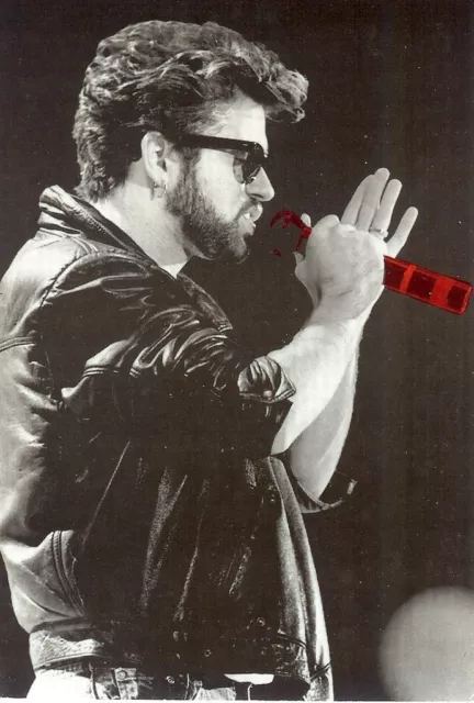 Carte Postale Postcard Chanteur GEORGE MICHAEL avec un micro rouge