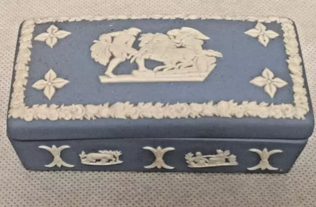 WEDGWOOD Jasperware Superbe boîte rectangulaire Décor scène antique