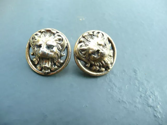 2 boutons anciens vintage en métal doré à décors de tête de lion