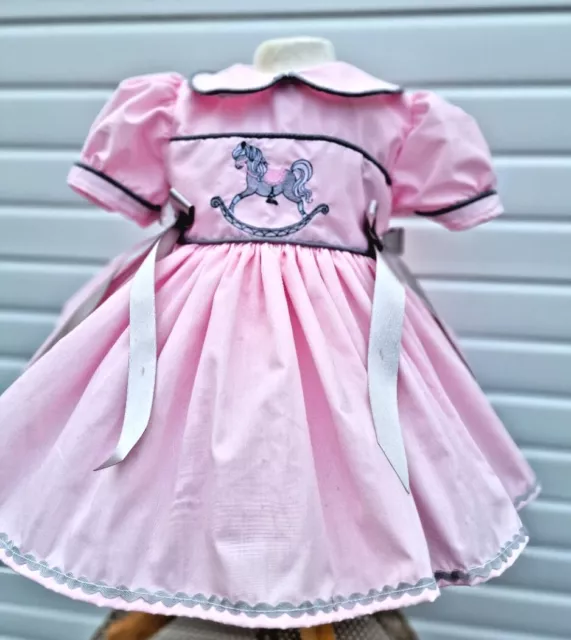 DREAM 0-8 Jahre BABY MÄDCHEN grau rosa Schaukelpferd bestickt gefüttert Kleid