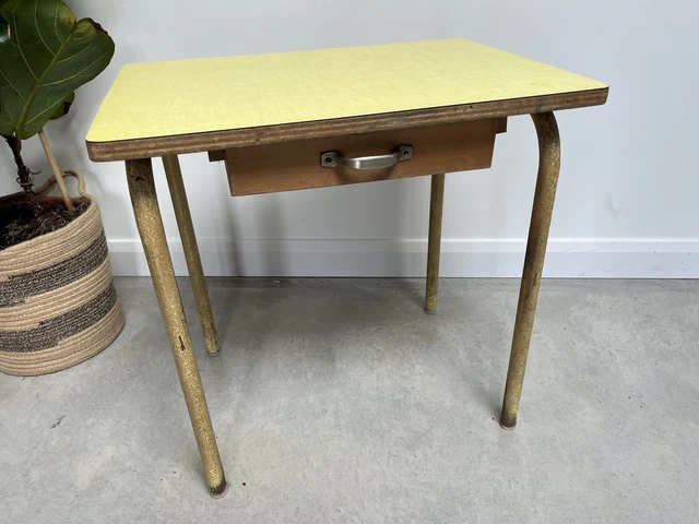 Escritorio escolar infantil vintage amarillo francés de madera y metal tubular de Formica 1960/70