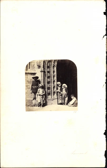 Tirage Ancien Original - Bretagne, Homme Et Enfants Dans Un Portail, Vers 1858