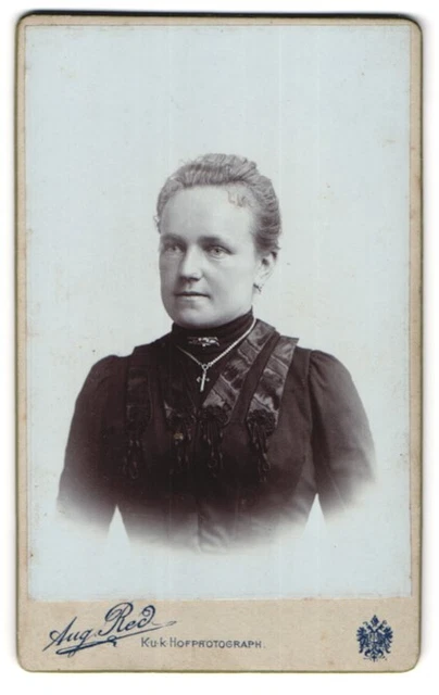 Fotografie Aug. Red, Linz, Landstr., Junge Dame im Kleid mit Kreuzkette