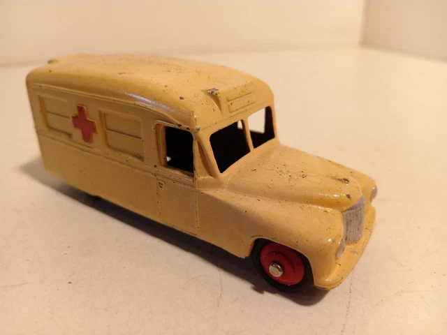 Dinky Toys - 1:43 - Daimler ambulance, creme, référence 253 - Catawiki