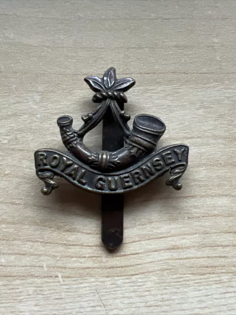 Tb527-  Royal Guernsey Regiment Cap Badge - JR Gaunt