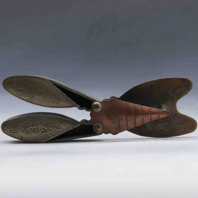 Old Chinese Bronze copper Handmade cicada statue g663