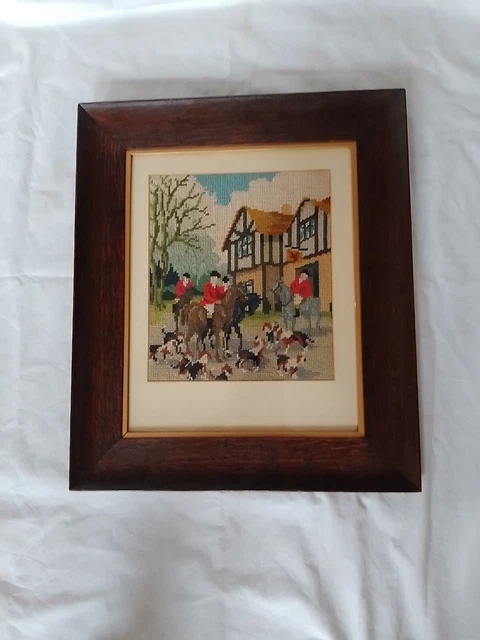 Tapiz de lana vintage firmado, bordado a mano, enmarcado, escena de sabuesos y caballos.
