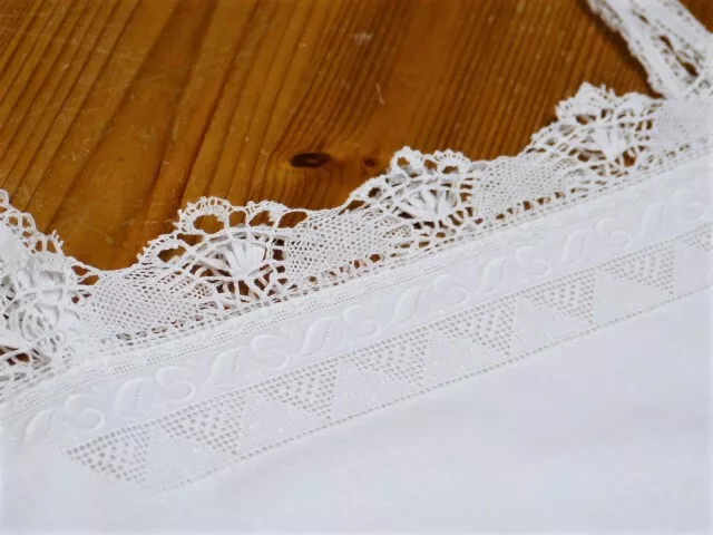 Weißes Kleidchen Unterhemdchen für Damen feine Klöppelspitze Spitzenträger 3