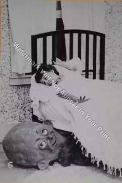 A86 FREAKY BIZARRE STRANGE ODD Girl Scary Head Under Bed VINTAGE PHOTO WEIRD Pic