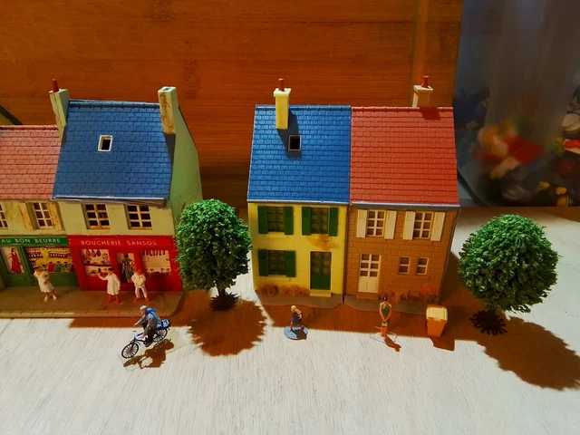 Maquette Ho 1/87 JOUEF Réf. 198100 Bloc de 3 immeubles à