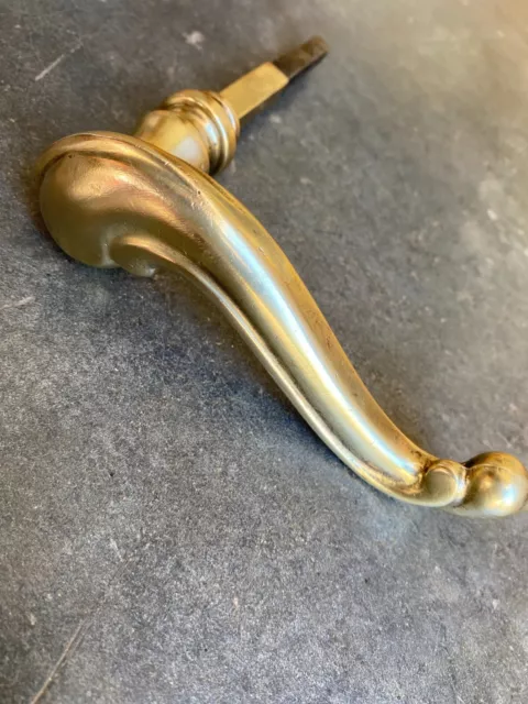 Ancienne poignée  de porte en  laiton ,serrure clenche heurtoir
