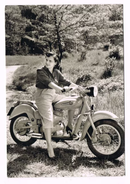 cartolina  originale modella su motocicletta motom delfino 1953 no guzzi