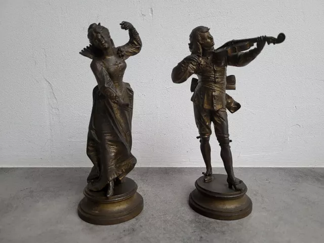 Paire De Figurines Personnages Musiciens En Regule