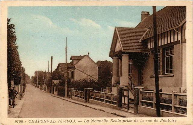 CPA CHAPONVAL La Nouvelle École prise de la rue de Pontoise (376792)