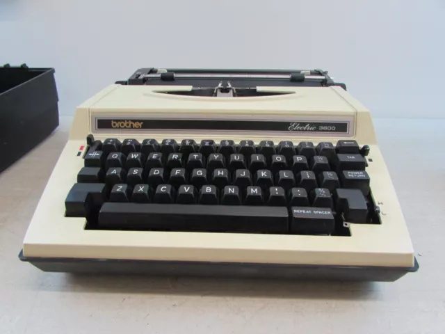 Máquina de escribir eléctrica portátil vintage Brother 3600 con estuche de transporte y cinta nueva