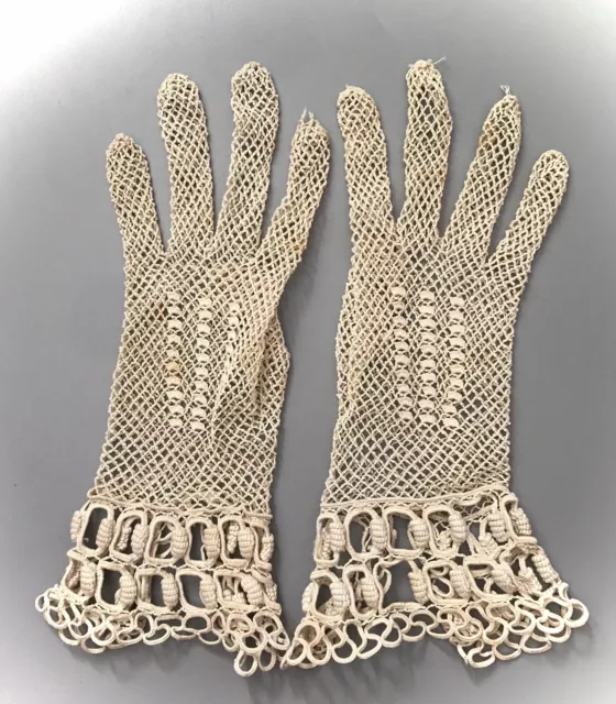 Paire De Gants XIXème  En Crochet Crème Pour Mains Fines 2