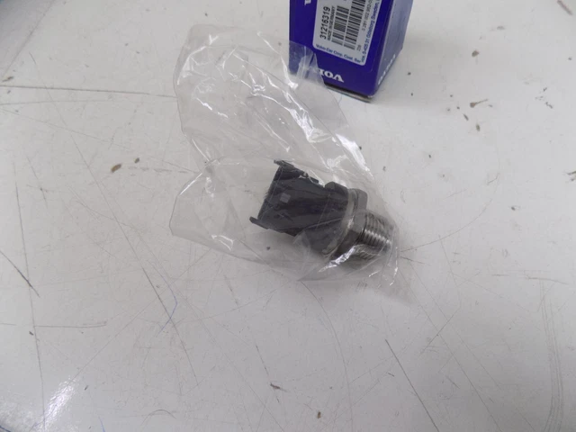 GENUINE Volvo C30 C70 V70 XC70 XC90 D5 Fuel Pressure Sensor 31216319