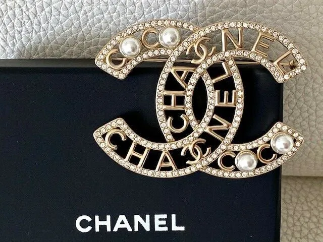 GORGEOUS CLASSIC CHANEL Gold Cc Logo Crystal Pearl Extra Large