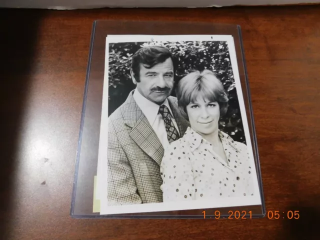 7 X 9 PHOTO OF WALTER MATTHAU AND CAROL BURNETT--MOVIE  -- Pete 'n' Tillie