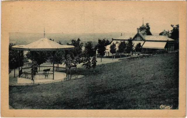 CPA Pouges-les-EAUX Un coin du Parc Nievre (100205)