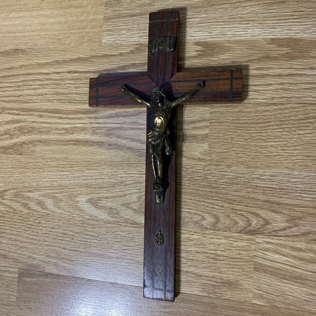 Une Croix En Laiton Représentant Un Crucifix Qui Est Un Symbole Catholique De Leur Sauveur Sur Une Croix Chemin Inclus 52623401