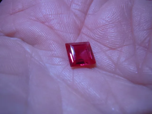 Pierre précieuse de laboratoire facette rubis corindon princesse découpée à la main 2 carats 2