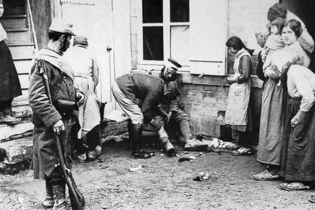 WW1 - Guerre 14/18 - Blessé allemand soigné dans une ferme française