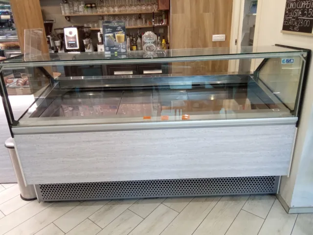 vetrina gelato ISA modello millenium st 24 , gusti 24, pari al nuovo