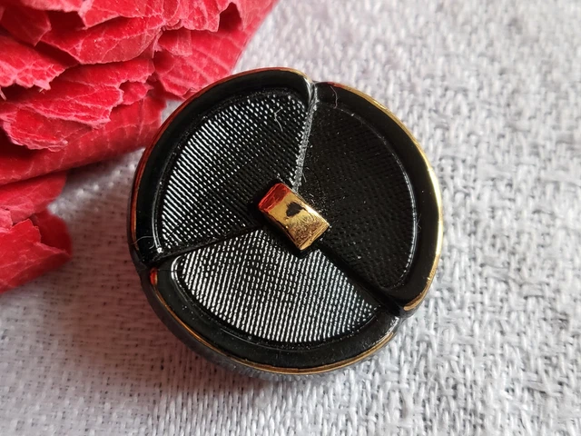 Bouton ancien en verre doré noir  travaillé  à pied 2,2 cm D18C