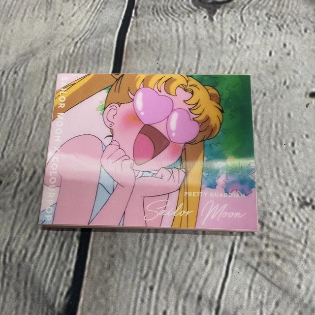 Paleta de sombras de ojos Sailor Moon ColourPop Pretty Guardian edición limitada en mano