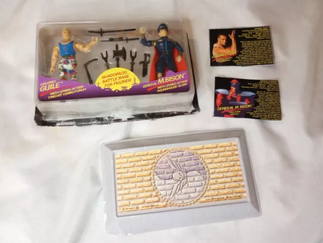 ---1994 Capcom Street Fighter Colonel Guile + General M. Bison action figures