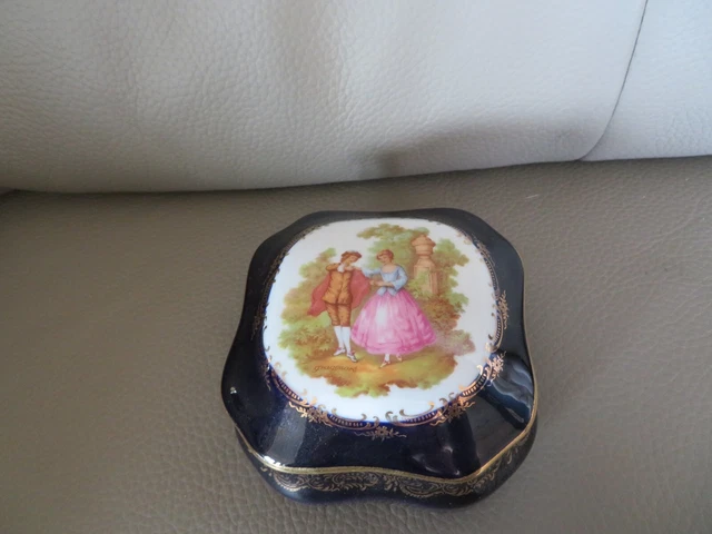 Ancienne boite PILULIER scène galante en Porcelaine de