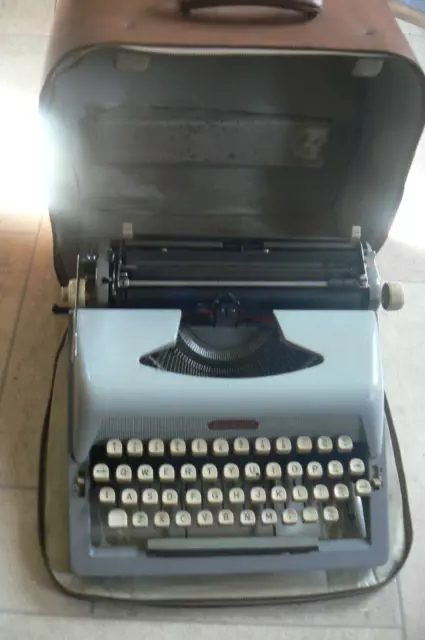 Royal Vintage Portable Manual Typewriter With Carrying Case Mid-20Th Century