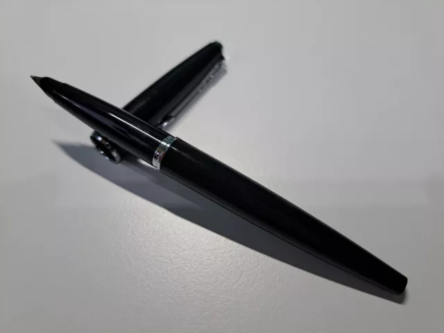 Parker 45 Fountain Pen. Arrow/CT. 14ct Gold Medium Nib. Converter. Black