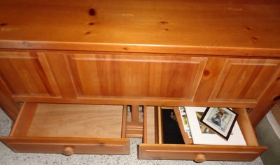 Queen Size Broyhill "Fontana" Bedroom Set, Pine Finish, Dresser, Mirror, Bed +++ 7