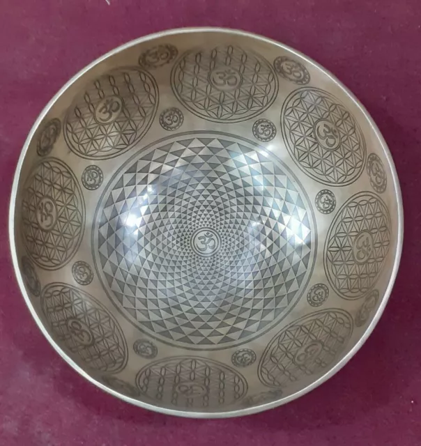 Om gehämmerte Klangschale (OM ॐ etched Singing bowl Hand beaten)