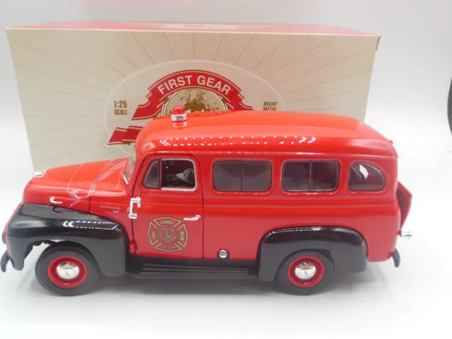 First Gear 40-0185 1953 International Travelall Fire Chief 1:25 Scale