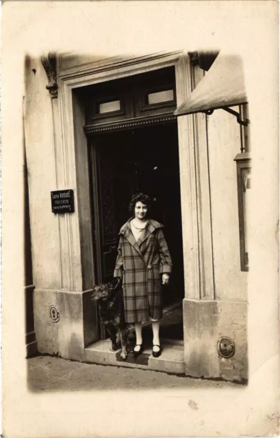 CPA PARIS carte photo une femme avec chien (1243045)