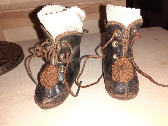 Ancienne Paire De Chaussures De Poupée Ancienne.bottines Cuir.avec Chaussettes.
