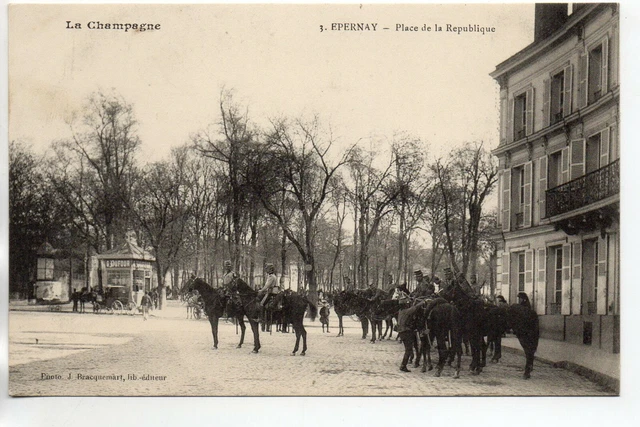 EPERNAY - Marne - CPA 51 - Military Life - Soldiers on Horse Republic Square