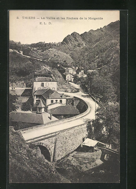 CPA Thiers, La Vallée et les Rochers de la Margeride